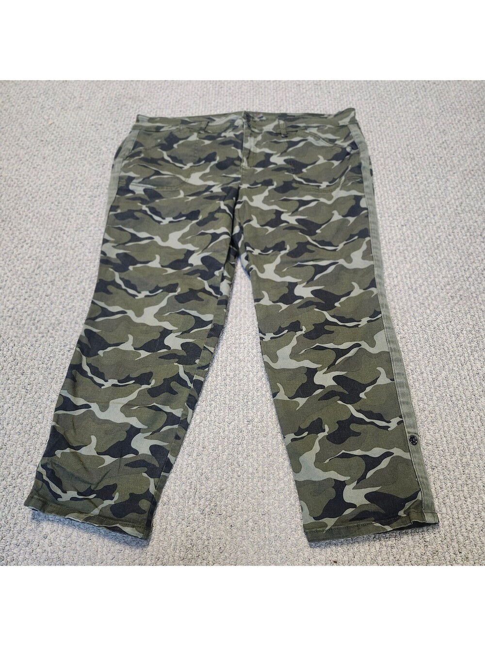 Torrid Women's Camo Capri Pants Size 24